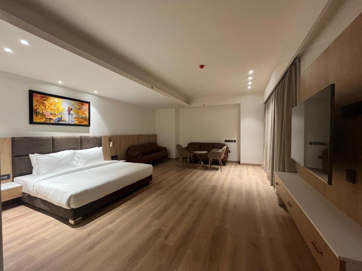 Dayal Gateway Hotel Lucknow Ngoại thất bức ảnh